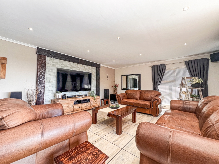 4 Bedroom Property for Sale in Middedorp Western Cape